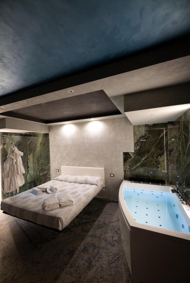 Garda Fantasy Paradise Silver O Gold Desenzano del Garda Exterior photo