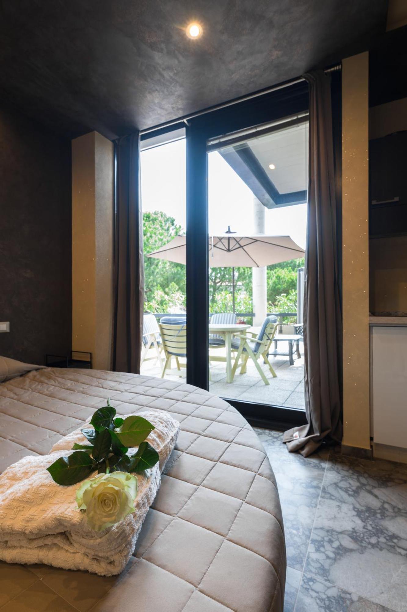 Garda Fantasy Paradise Silver O Gold Desenzano del Garda Exterior photo